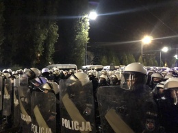 Полиция Польши разгоняла протестующих против запрета на аборты газом (ФОТО, ВИДЕО)