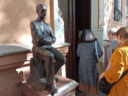 На Княжеской открыли маленький памятник Бунину: здесь он писал «Окаянные дни»
