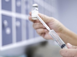 Компании AstraZeneca разрешили возобновить испытания COVID-вакцины - СМИ