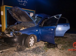 На въезде в Днепр Chevrolet влетел в заправку: пострадали 2 человека