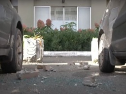 Что-то взорвалось, и полетели камни: в Киеве с многоэтажки упали кирпичи и разбили 4 авто