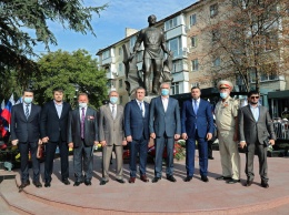 Сергей Аксенов принял участие в открытии памятника Амет-Хану Султану