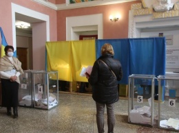 В кабинке избиратели проводят до 8 минут - новые правила, мелкие буквы, много бюллетеней