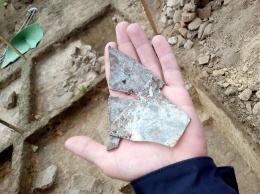 В Запорожье во время исследования Александровской крепости нашли фрагменты стекла, датированные XVIII веком