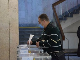 Очереди, люди в масках и проверка температуры. Как проходят выборы в Мариуполе, - ФОТОРЕПОРТАЖ, ВИДЕО