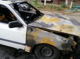 В Запорожье сожгли автомобиль (фото)