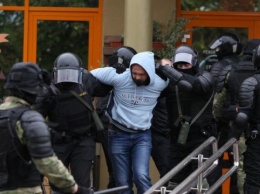 На многотысячной акции в Минске начались задержания журналистов и активистов