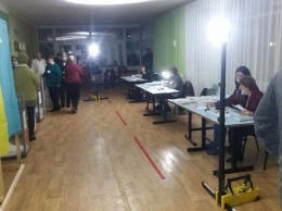 В Веселом упала электроопора - спасатели устанавивают на избирательных участках осветительную башню
