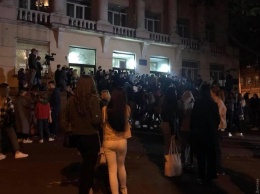 Великое стояние: в центре Одессы согнанные студенты весь день прождали в очереди у избирательного участка