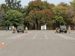 В Военной академии Одессы курсанты соревновались в скоростном ремонте автомобилей