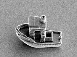 Помещается в волосе: создан самый маленький в мире корабль