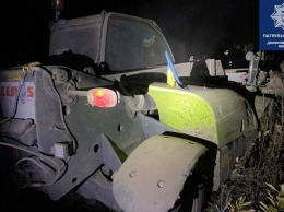 Под Днепром пьяный водитель трактора сбивал мусорные баки и убегал от полиции