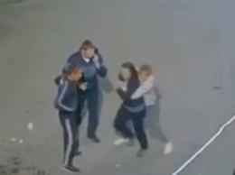 "Держите меня семеро!" - на Новом Мелитополе девушка рвалась участвовать в мужской драке (видео)