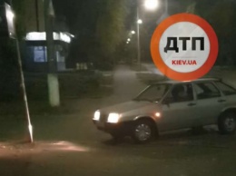 Пьяное ДТП в Киеве: Водитель-выпивоха трижды врезался в дорожный знак, припарковался и уснул