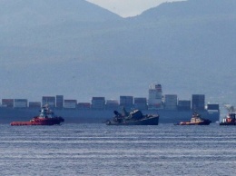 Греческий военный корабль столкнулся с торговым судном