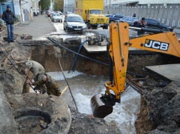 В центре Харькова повредили трубопровод: холодная вода залила улицу, - ФОТО