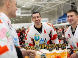 Юные хоккеисты поздравили «Кременчуг» с чемпионством праздничным тортом