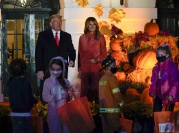 Ракеты, тыквы и двойники: Дональд и Мелания Трамп отпраздновали Хэллоуин в Белом доме (ФОТО, ВИДЕО)