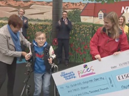 Британский мальчик с церебральным параличом прошел два марафона и собрал 150 тысяч фунтов