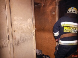 Пожар на Рабочей в Днепре: патрульные со спасателями вынесли из горящей квартиры двух женщин