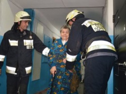 В многоэтажке Днепра загорелась квартира: спасатели вынесли из огня трех женщин (ФОТО)