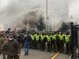 Под КС протестуют против скандального решения о декларациях