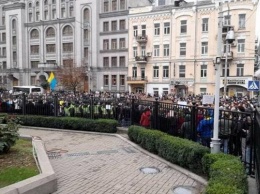 В Киеве проходит акция протеста против решения Конституционного Суда (фото, видео)