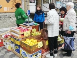 Супермаркет в Мелитополе оккупировал тротуар под стихийную торговлю (фото)