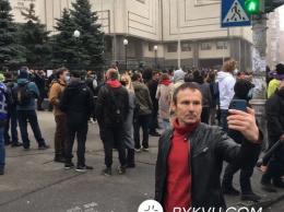 Вакарчук пришел на митинг у здания КСУ и сделал селфи на фоне протестующих