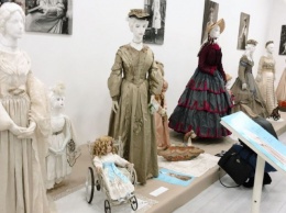 В Киеве открылась бесплатная уникальная выставка истории моды с платьями времен Пушкина и Гоголя: где и график работы