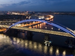 Кличко показал, как плавучий понтон помогает строить Подольско-Воскресенский мост