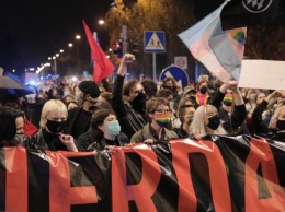 На марш против ограничения абортов в Варшаве вышли около 100 тысяч человек