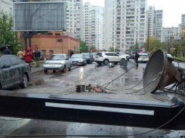 В Киеве строительный кран упал на дорогу (ФОТО, ВИДЕО)