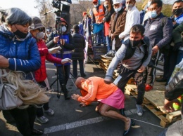 Бодибилдер-чемпион из Украины в женском платье был избит на митинге в Казахстане