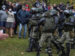 В Минске разгоняют участников марша против террора, слышны выстрелы и взрывы