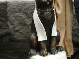 В Одессе появился бронзовый кот-джентльмен в белом шарфе: скульптура посвящена известному КВНщику