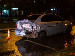 В Днепре на Гагарина Volvo въехал в Hyundai: пострадала девушка