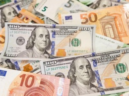 Обвал рубля: в России стремительно дорожает доллар и евро