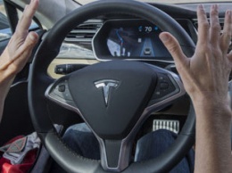 Автопилот Tesla протестировали на узких улицах