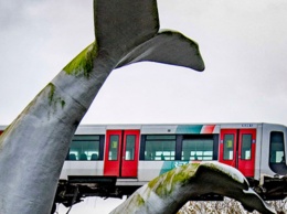 В Роттердаме поезд метро вылетел из колеи и завис на полиэстеровой скульптуре