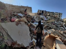В Измире спустя 65 часов после землетрясения из-под обломков спасли 3-летнего ребенка