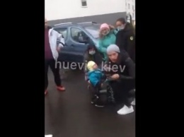 На Позняках в Киеве водитель разбил лицо женщине с детьми ударившей его авто. ВИДЕО