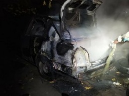 В Днепропетровской области возле многоэтажки загорелась легковушка