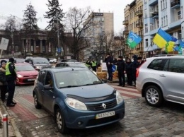 В Киеве перекрыли проезд по улице Грушевского. Что случилось?