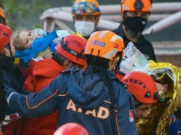 Из-под завалов в Измире через 91 час после землетрясения спасли 4-летнюю девочку