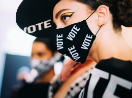 Как модные бренды реагируют на президентские выборы в США
