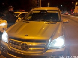 В Днепре пытались похитить женщину: связали и силой усадили в Mercedes
