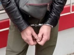 Кому - наручники, кому - благодарность: криворожанин не дал скрыться мужчине, укравшему в магазине парфюм, - ФОТО