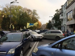 Под Верховной Радой митингут владельцы "евроблях", движение транспорта в центре Киева перекрыто