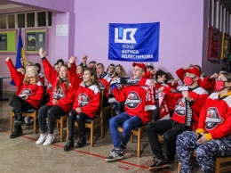 Исторический хоккейный матч «Донбасс» - «Сокол»: как фанаты болели у телевизоров